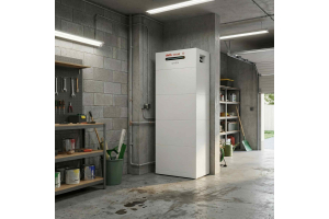 AVIA Solar WHES Hochvolt-Energiespeicher Myrtillo im Hauswirtschaftsraum – modularer Stromspeicher mit CATL-LFP-Zellen und 10 Jahren Garantie